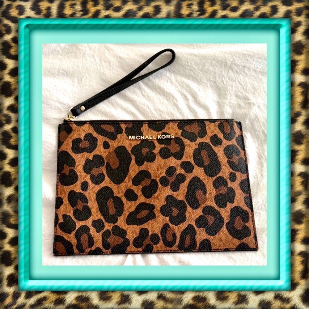 👑✅PRICE FIRM✅ Michael Kors Brown and Black Leather Animal Print Wristlet